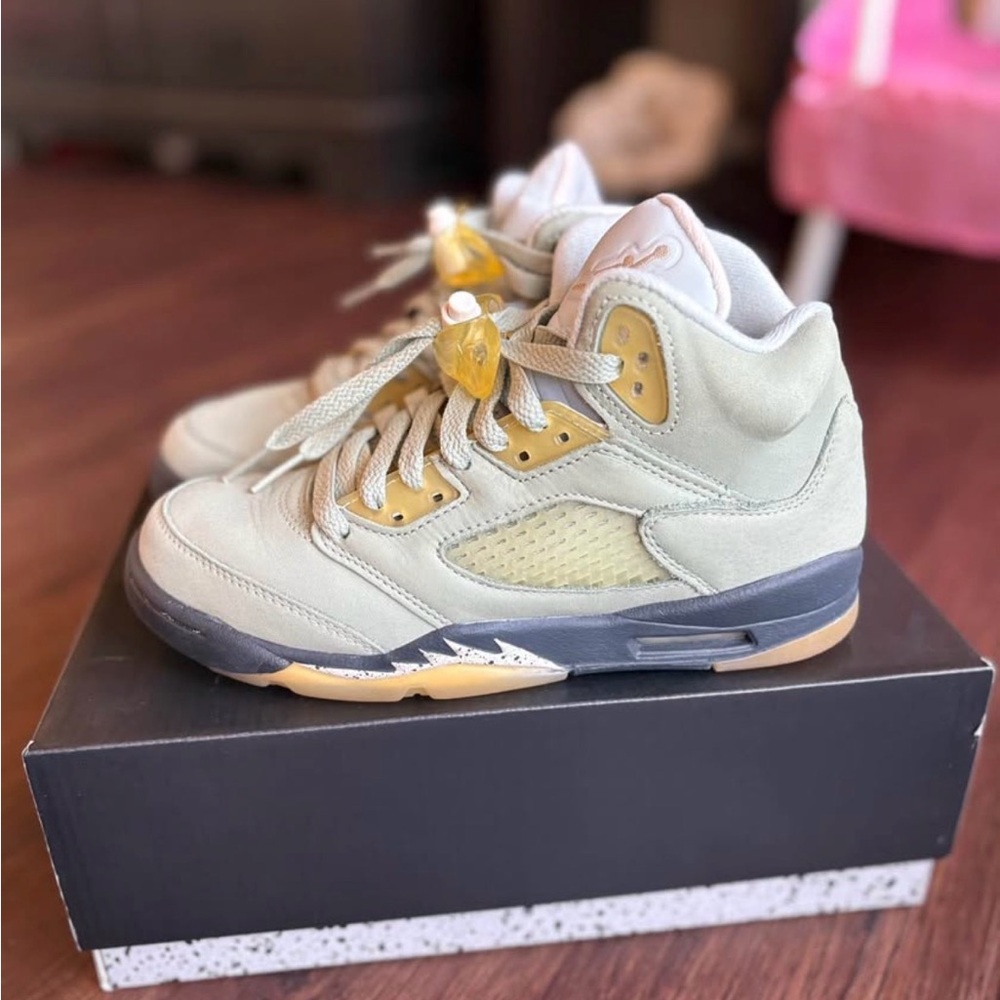 Air Jordan 5 Retro Kids Sneakers in Gray and Gold